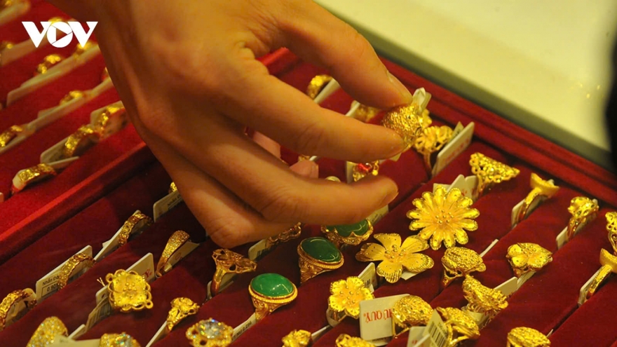 Domestic gold prices fall sharply on global market slump